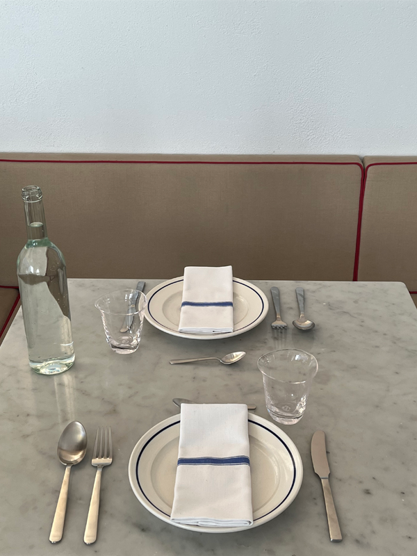 Et bord dækket med glas og bestik fra Kay Bojesen