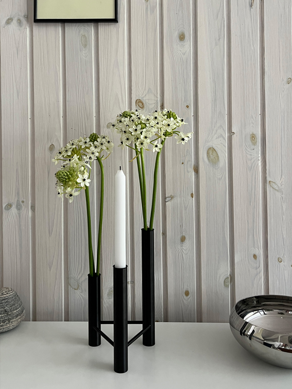 VISTA vase fra Kay Bojesen på et bord dekoreret med et stearinlys og blomster